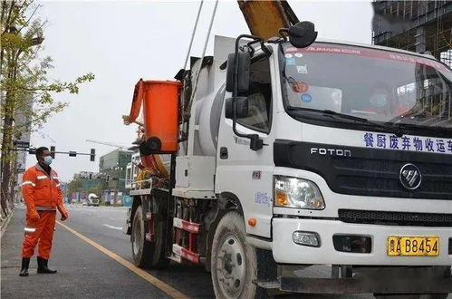小货车追尾18米长重型货车,1人被困